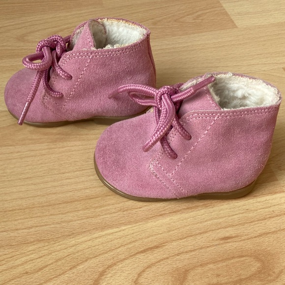 Cherokee: Pink suede chukka style boots. Size 1 (see dimensions in description) - Picture 2 of 8